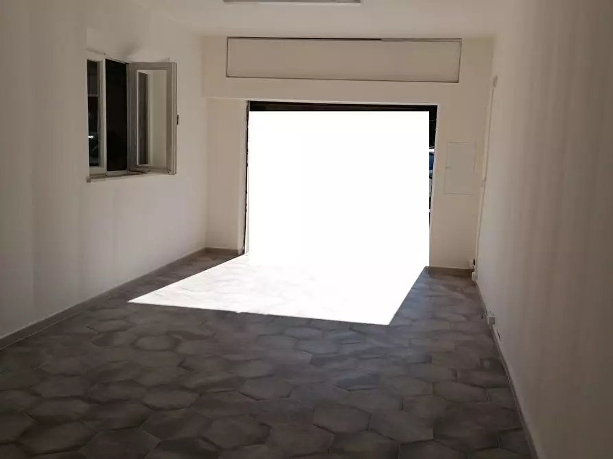 Immagine 1 di Locale commerciale in affitto  a Pisa