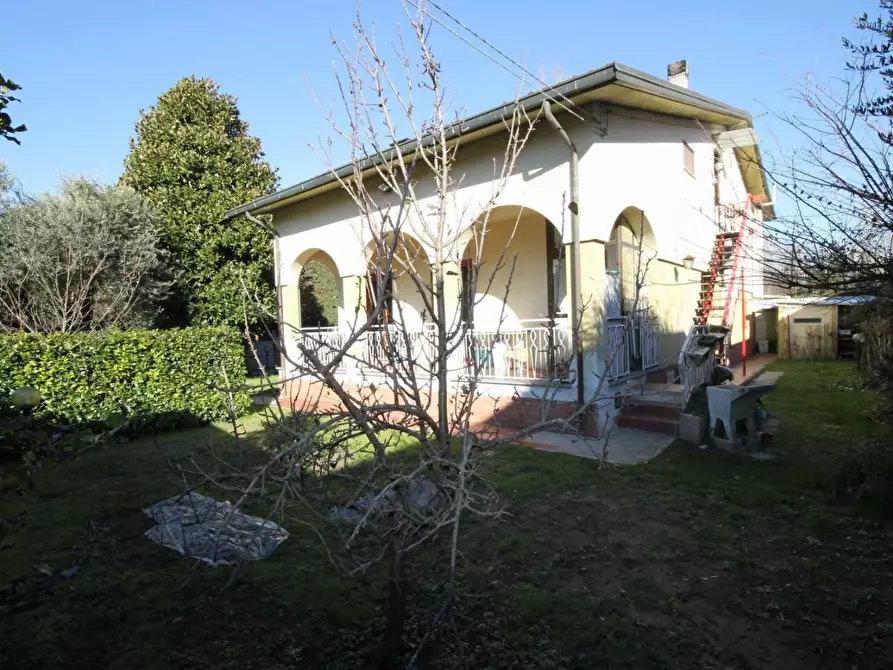 Immagine 1 di Villa in vendita  a Lucca