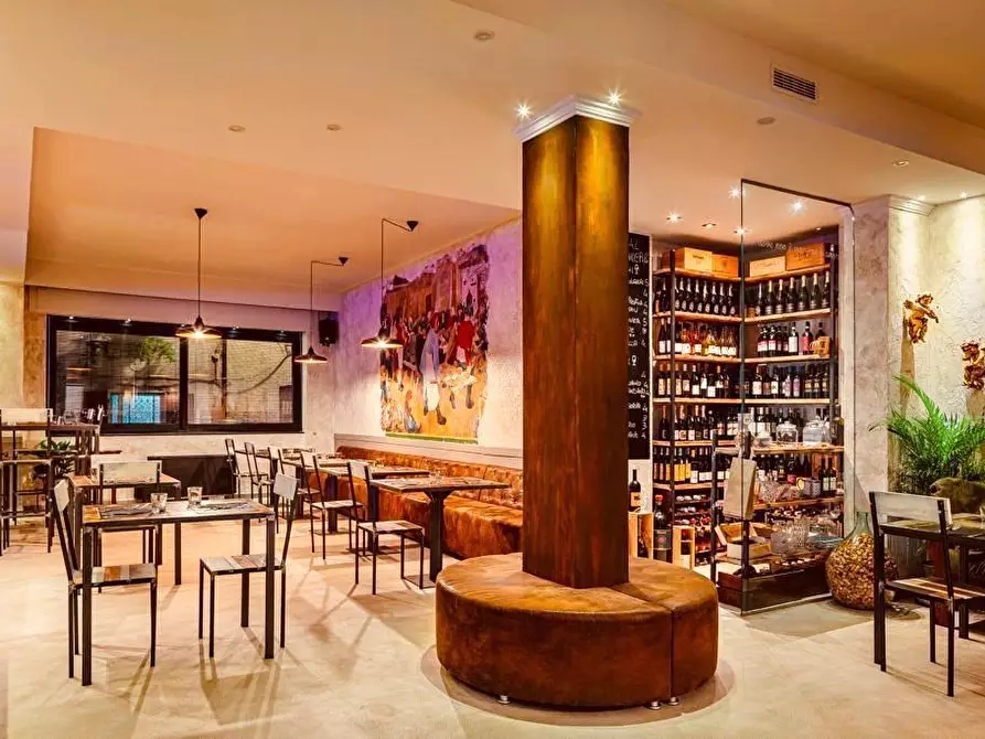 Immagine 3 di Attività commerciale in vendita  a Camaiore