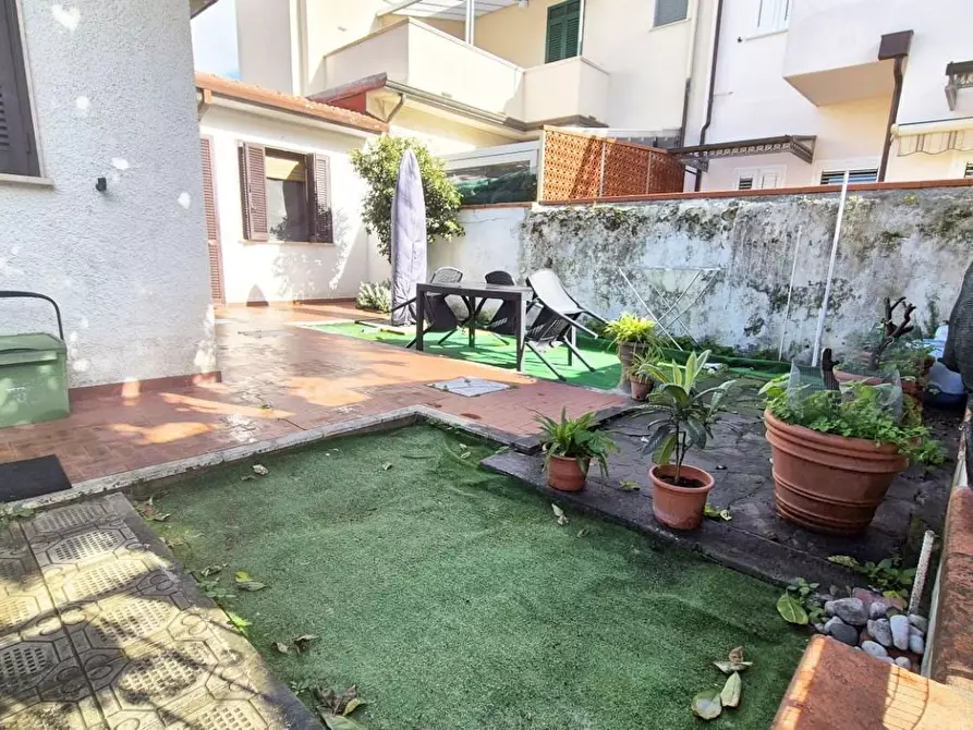 Immagine 2 di Casa semindipendente in vendita  a Viareggio