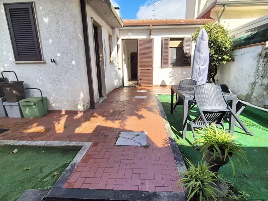Immagine 3 di Casa semindipendente in vendita  a Viareggio