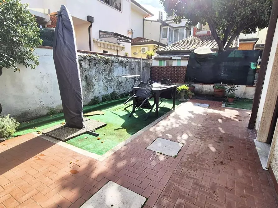 Immagine 5 di Casa semindipendente in vendita  a Viareggio