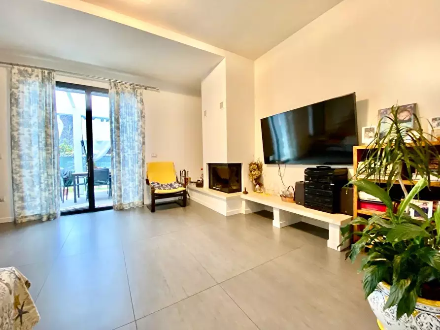 Immagine 5 di Villetta a schiera in vendita  a Massa