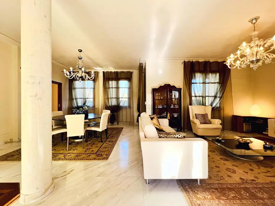 Immagine 5 di Villa in vendita  a Pietrasanta