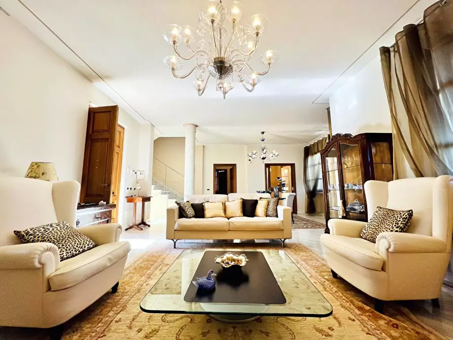 Immagine 9 di Villa in vendita  a Pietrasanta