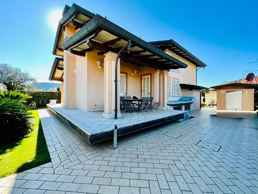 Immagine 2 di Villa in vendita  a Pietrasanta