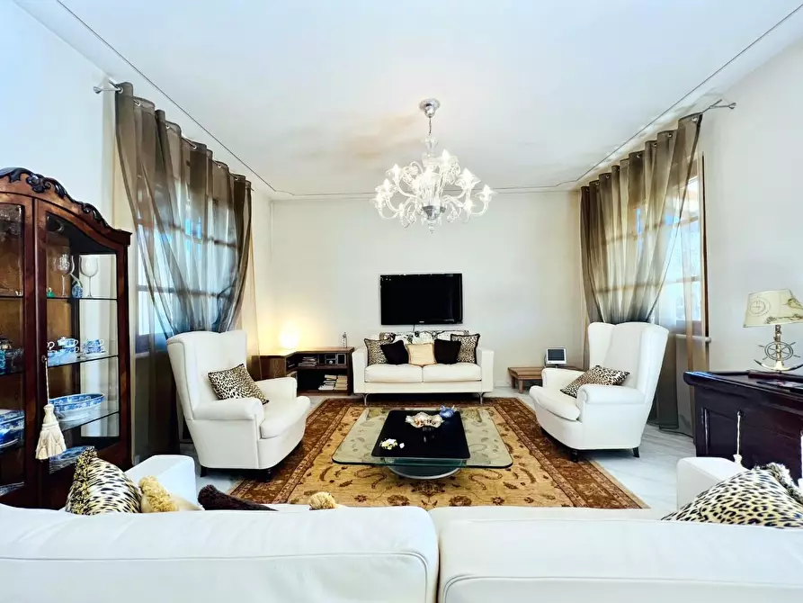 Immagine 3 di Villa in vendita  a Pietrasanta