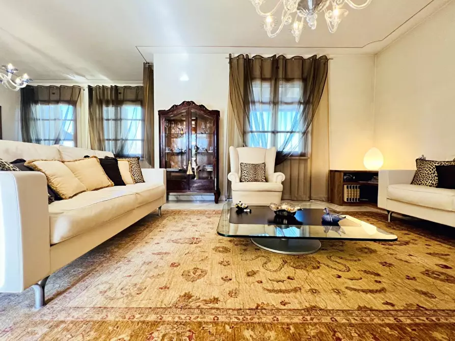 Immagine 6 di Villa in vendita  a Pietrasanta