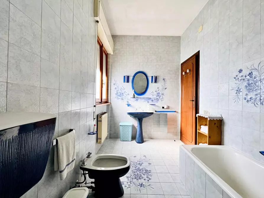 Immagine 60 di Villa in vendita  a Camaiore