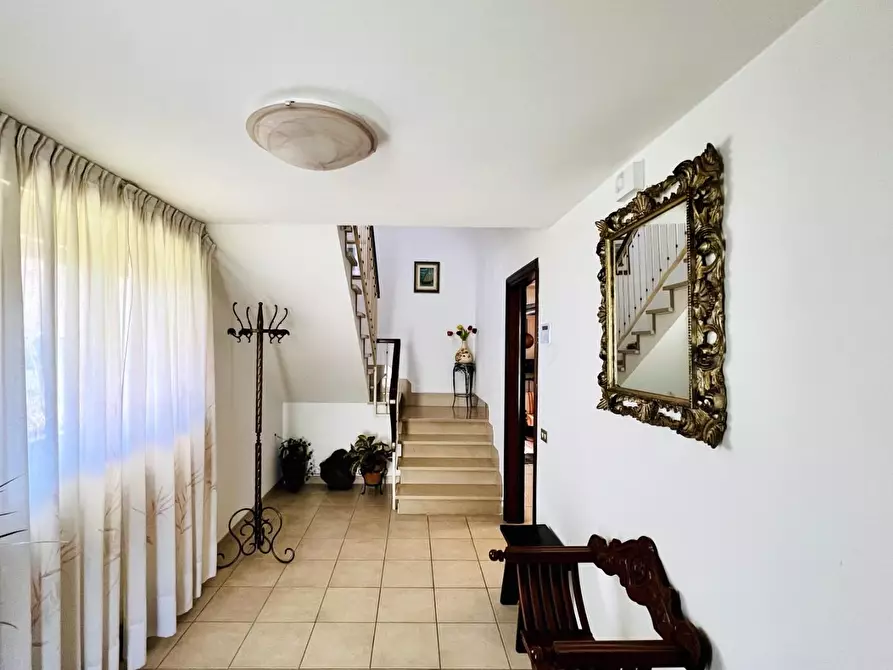 Immagine 2 di Villa in vendita  a Camaiore