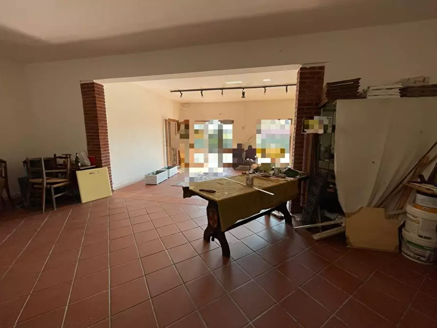 Immagine 4 di Locale commerciale in affitto  a Massa