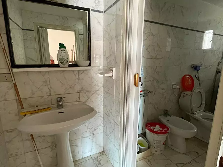 Immagine 10 di Locale commerciale in affitto  a Massa