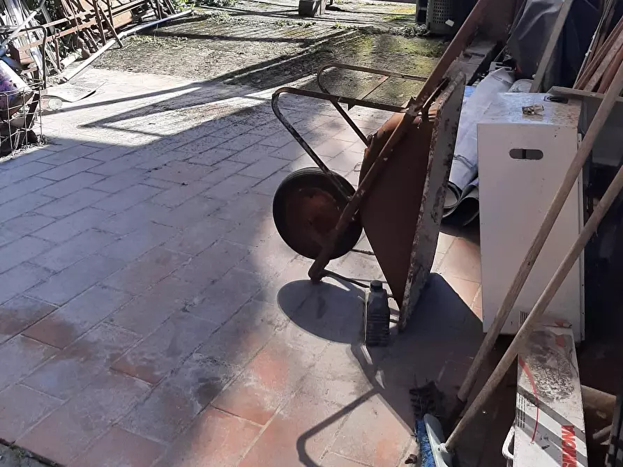 Immagine 13 di Locale commerciale in affitto  a Massa