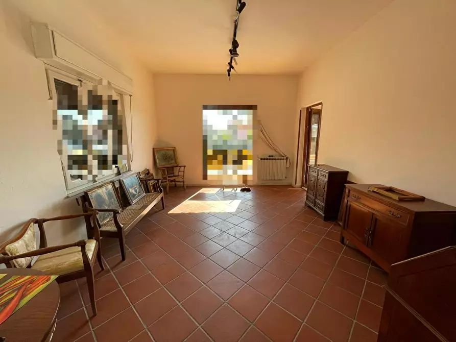 Immagine 11 di Locale commerciale in affitto  a Massa