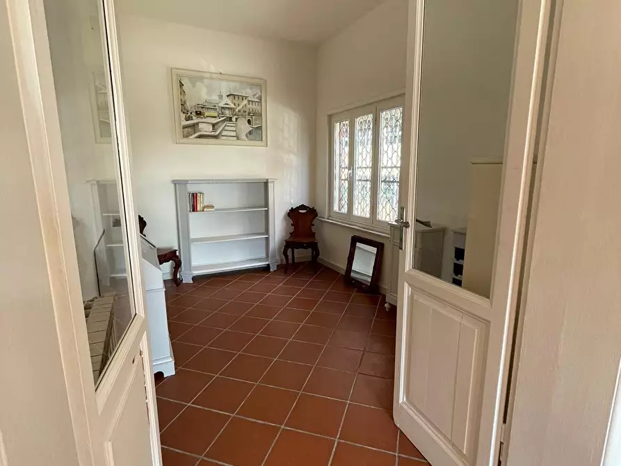 Immagine 8 di Locale commerciale in affitto  a Massa