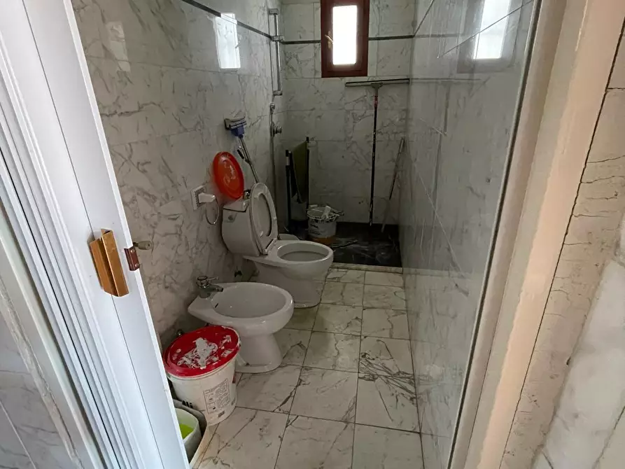 Immagine 2 di Locale commerciale in affitto  a Massa