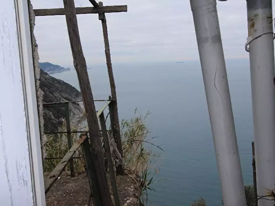 Immagine 11 di Rustico / casale in vendita  a La Spezia