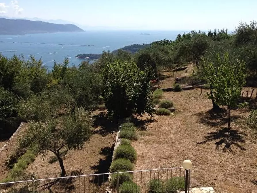 Immagine 2 di Casa indipendente in vendita  a La Spezia