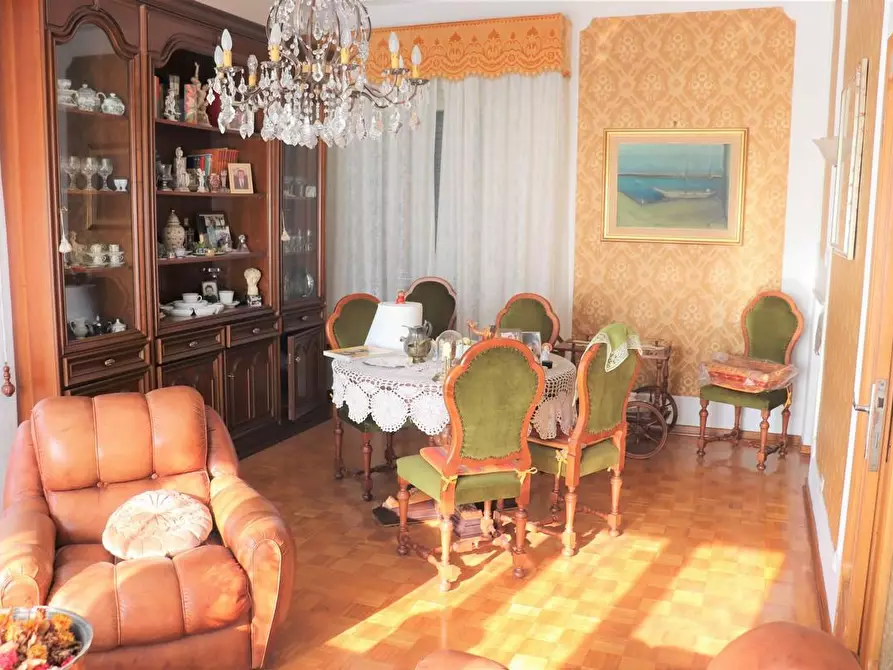 Immagine 1 di Villa in vendita  a Cascina