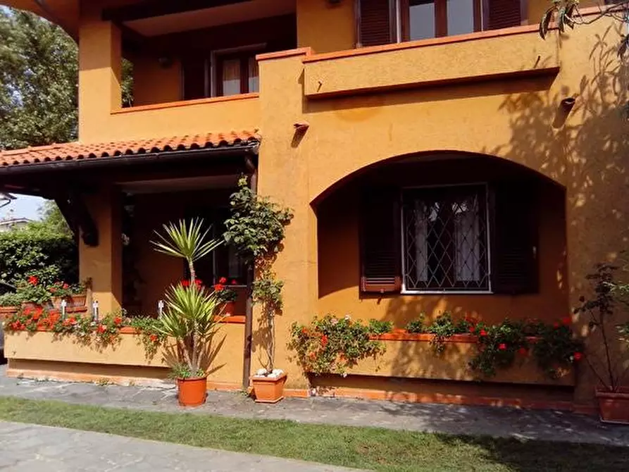 Immagine 3 di Villa in vendita  a Forte Dei Marmi