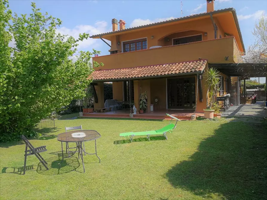 Immagine 1 di Villa in vendita  a Forte Dei Marmi
