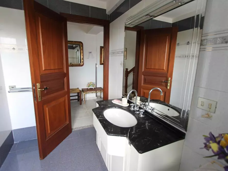 Immagine 37 di Villa in vendita  a Podenzana