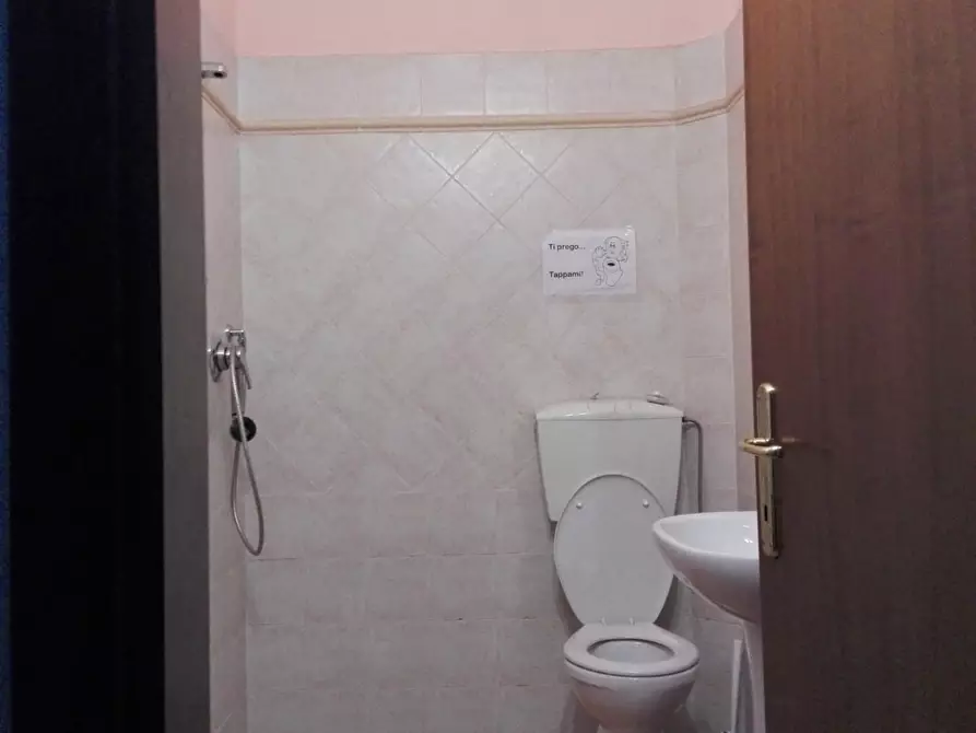 Immagine 4 di Laboratorio in vendita  a Lucca