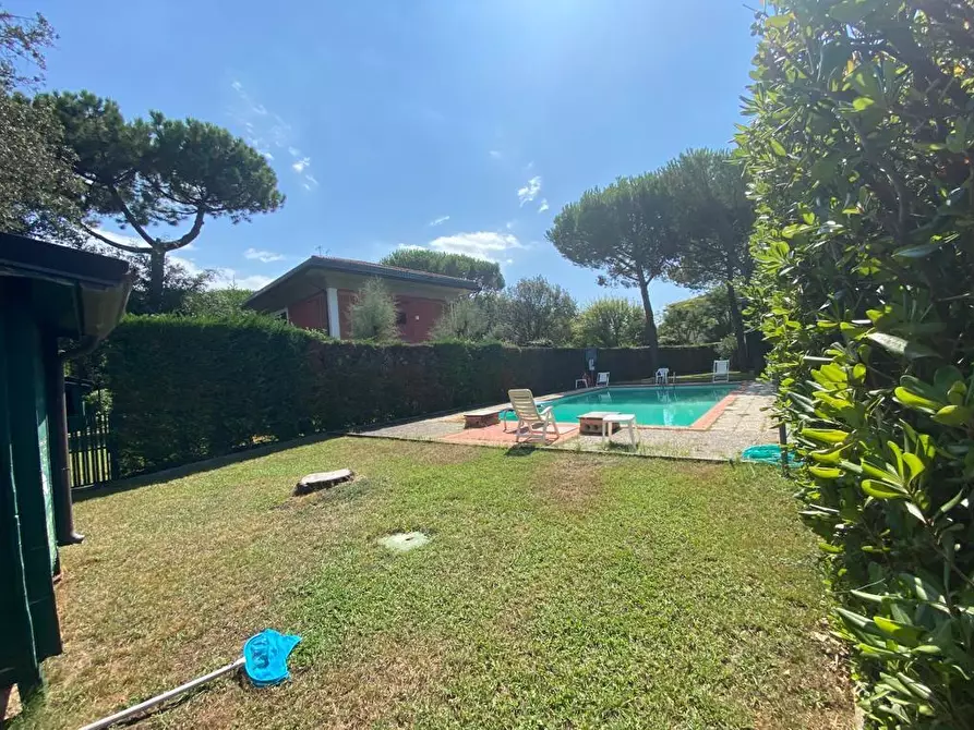 Immagine 8 di Villa in vendita  a Massa