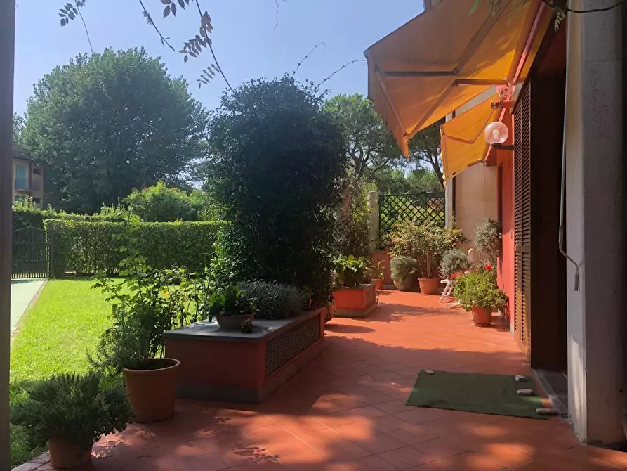 Immagine 3 di Villa in vendita  a Massa