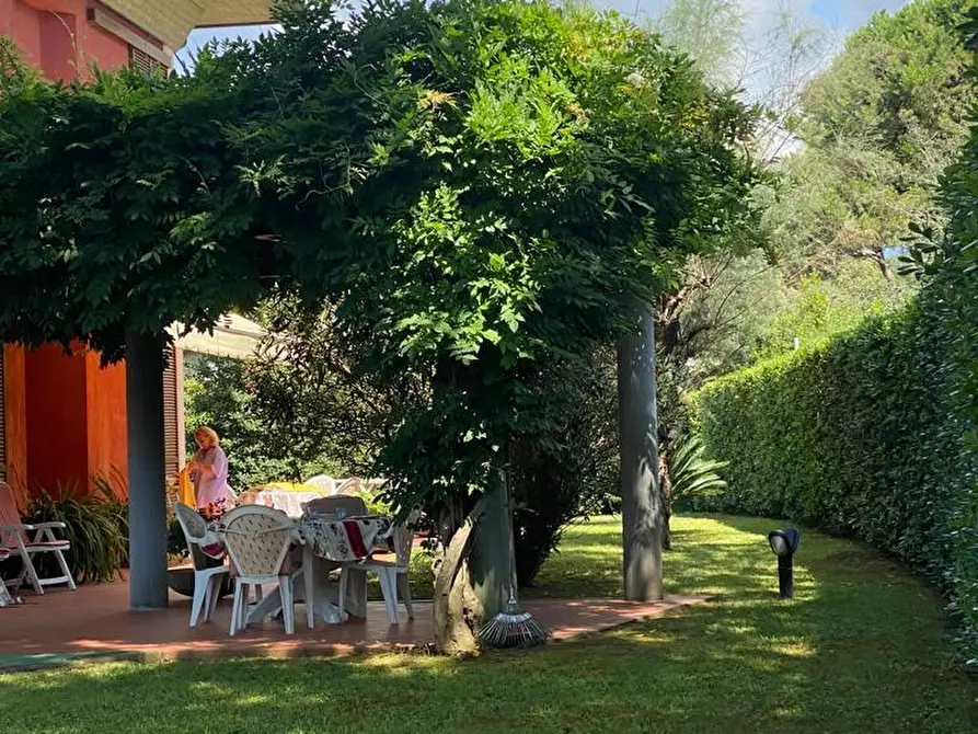 Immagine 4 di Villa in vendita  a Massa