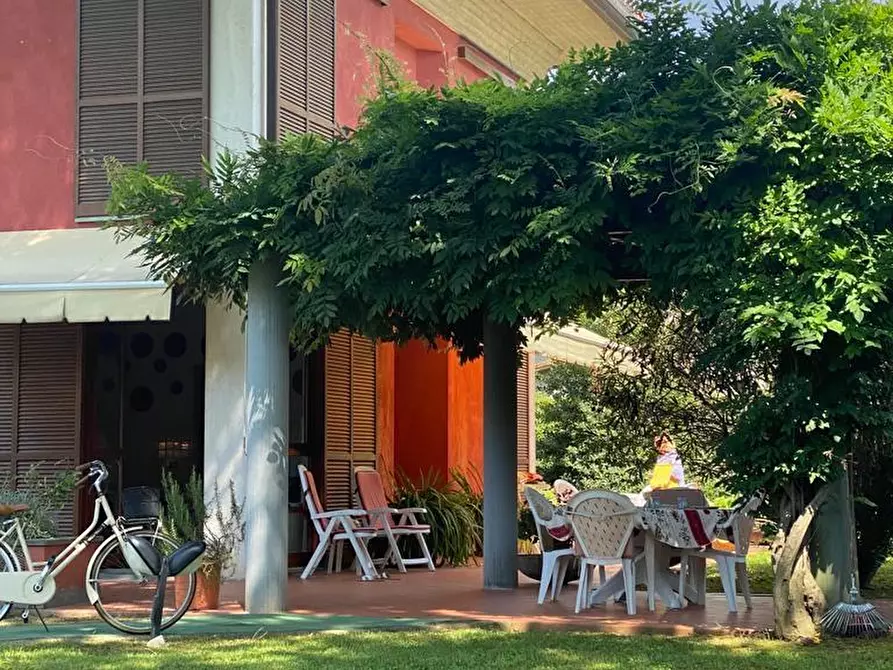 Immagine 6 di Villa in vendita  a Massa