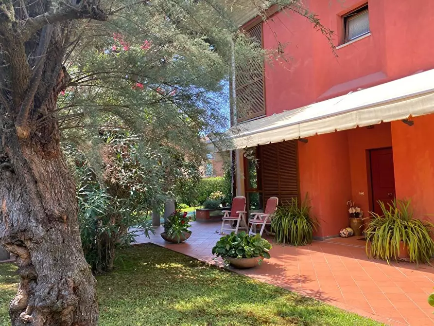 Immagine 7 di Villa in vendita  a Massa