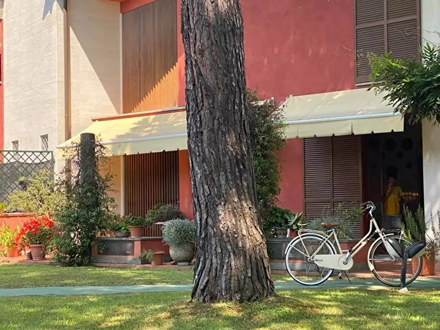 Immagine 5 di Villa in vendita  a Massa