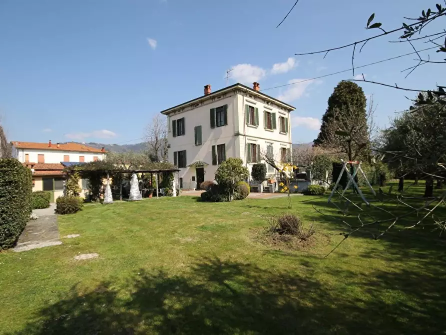 Immagine 2 di Villa in vendita  a Capannori