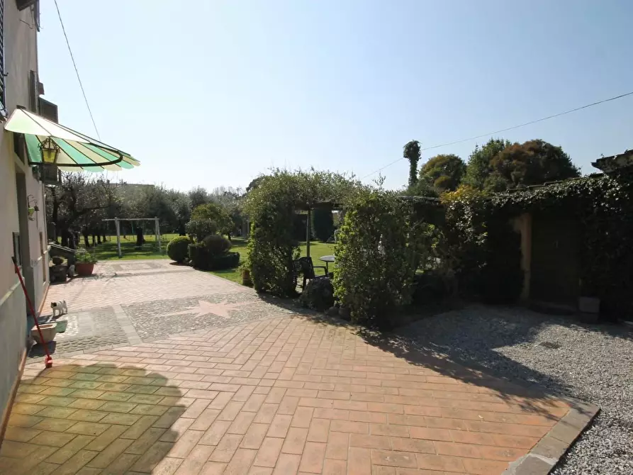 Immagine 5 di Villa in vendita  a Capannori