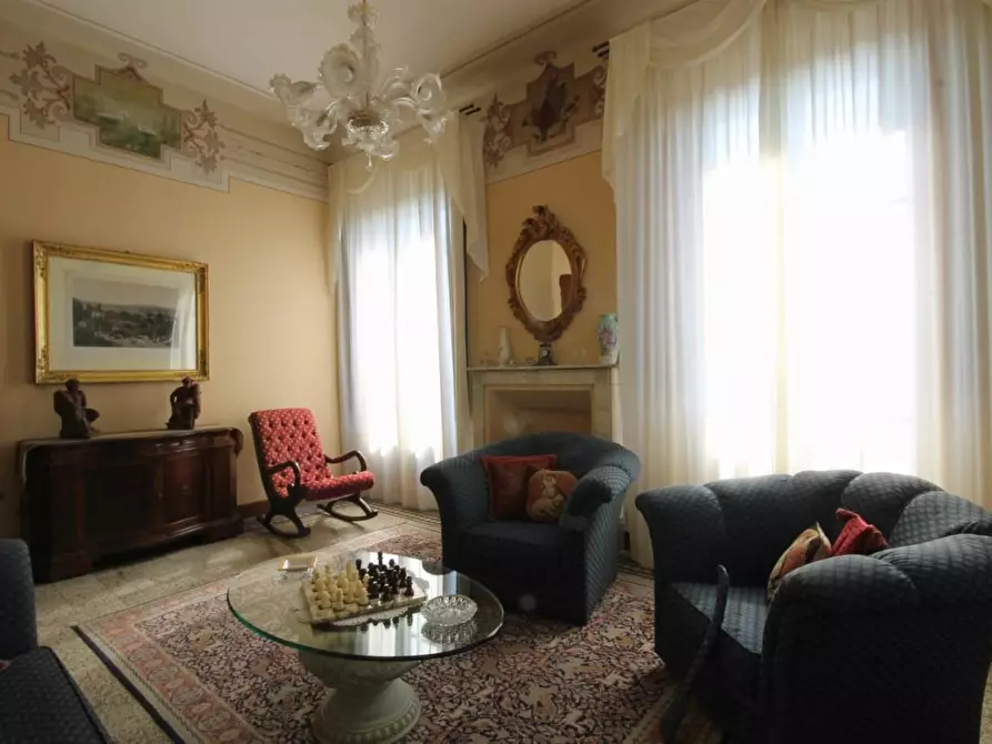 Immagine 15 di Villa in vendita  a Capannori