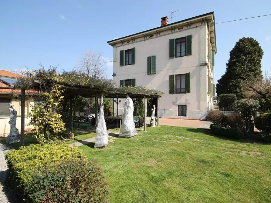 Immagine 3 di Villa in vendita  a Capannori