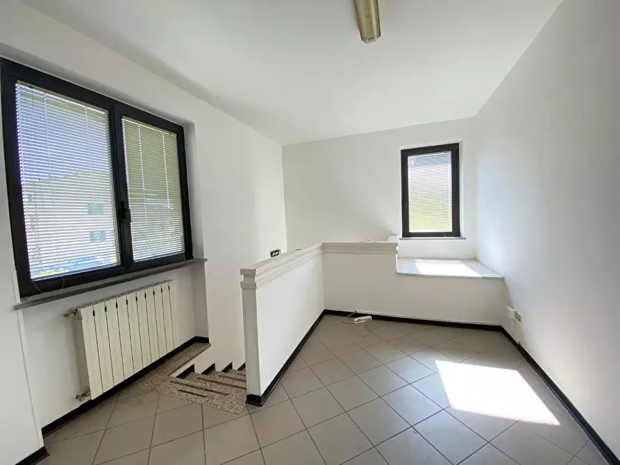 Immagine 6 di Ufficio in affitto  a Lucca