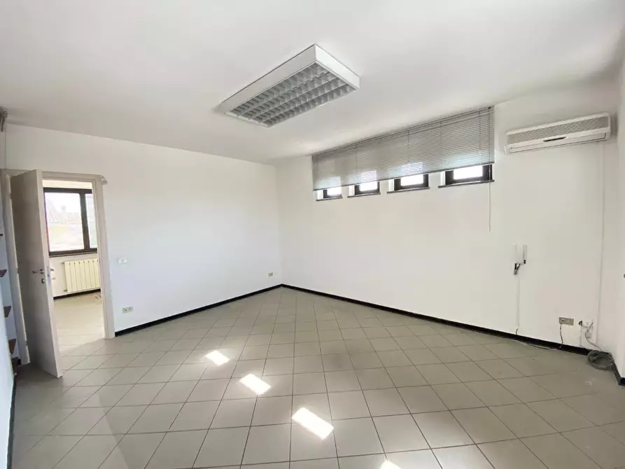 Immagine 4 di Ufficio in affitto  a Lucca