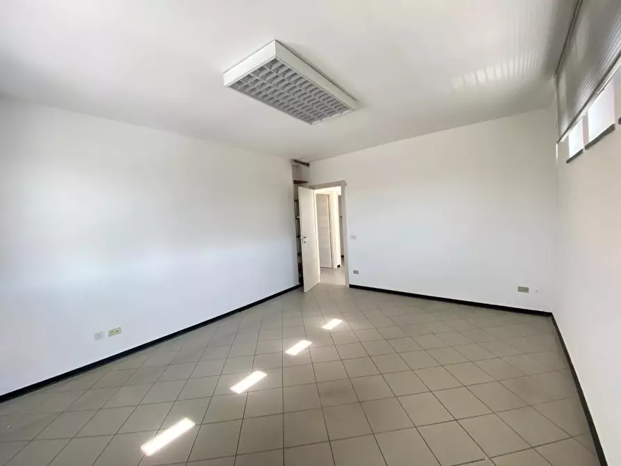 Immagine 3 di Ufficio in affitto  a Lucca