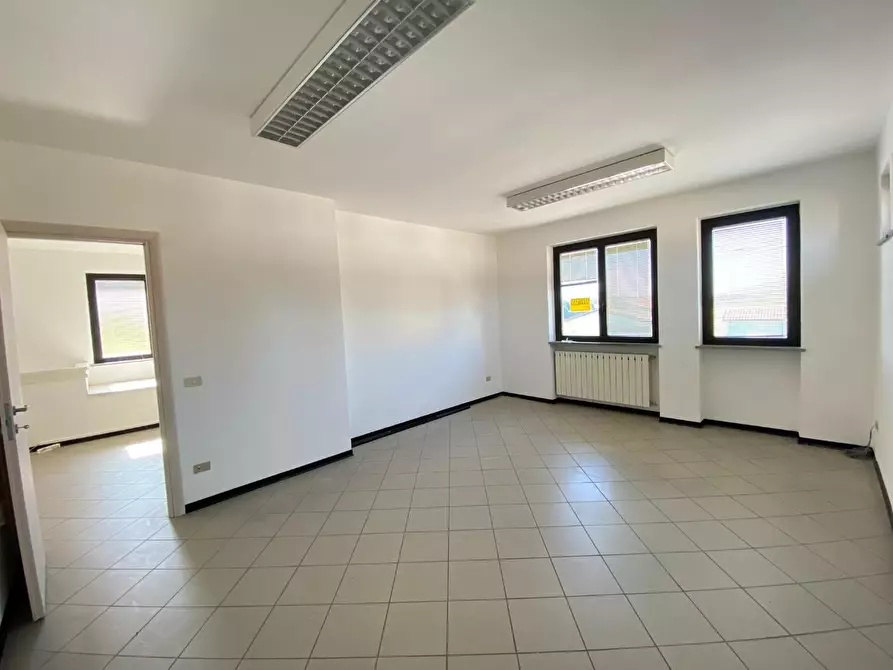 Immagine 13 di Ufficio in affitto  a Lucca