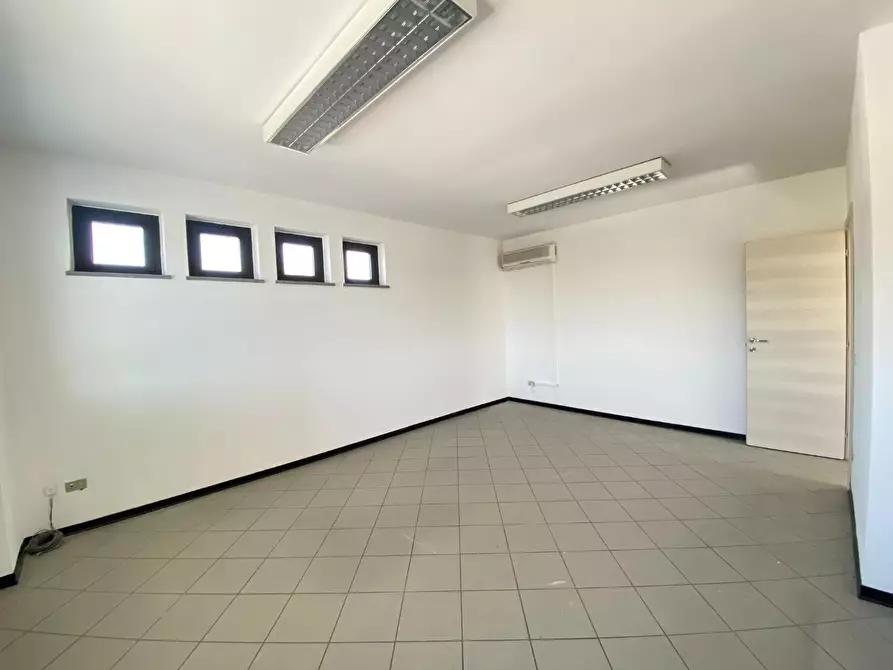 Immagine 11 di Ufficio in affitto  a Lucca