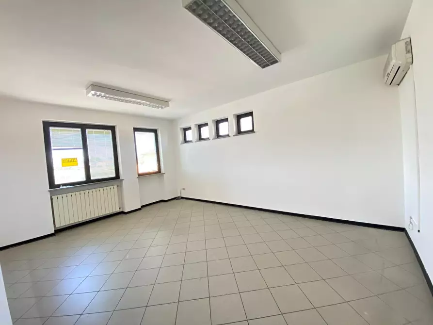 Immagine 10 di Ufficio in affitto  a Lucca