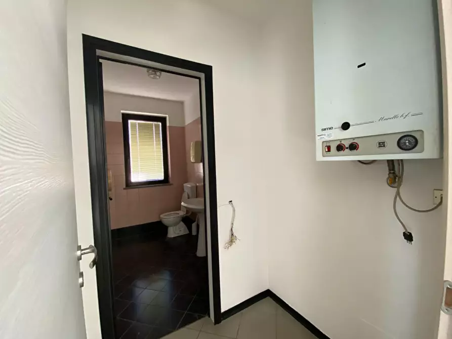 Immagine 7 di Ufficio in affitto  a Lucca