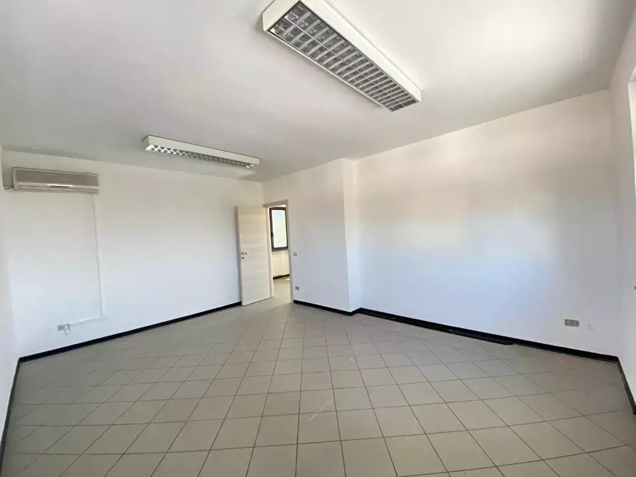 Immagine 12 di Ufficio in affitto  a Lucca