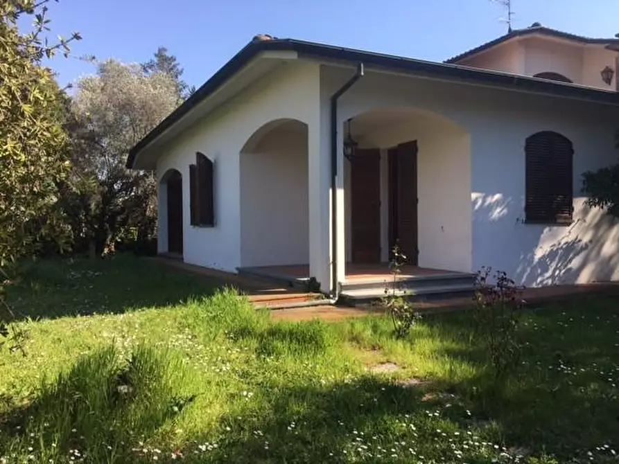 Immagine 1 di Villa in vendita  a Cascina