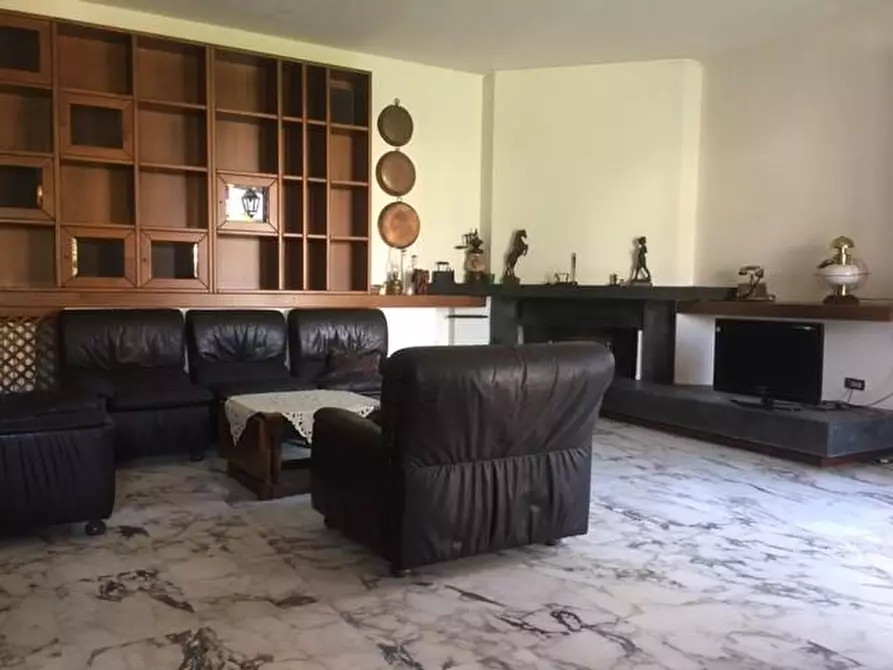 Immagine 4 di Villa in vendita  a Cascina