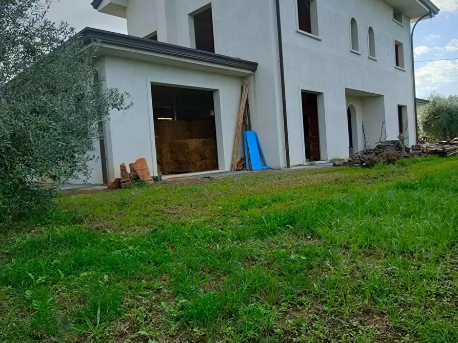 Immagine 5 di Villa in vendita  a Montignoso