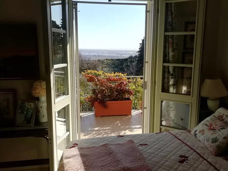 Immagine 1 di Villa in vendita  a Massarosa