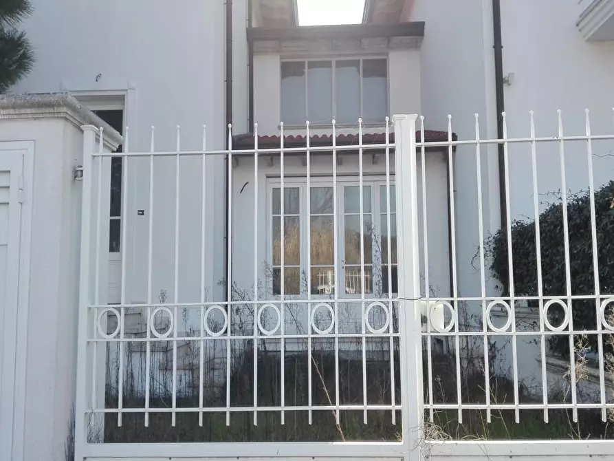 Immagine 1 di Casa trifamiliare in vendita  a Camaiore